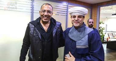الشيخ محمود التهامى نقيب المنشدين داخل صالة تحرير اليوم السابع.. صور