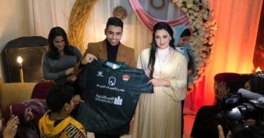 مشجع محلاوى يحتفل بخطوبته بتيشرت غزل المحلة بعد الفوز على الزمالك