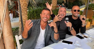 no music no problem.. عمرو دياب يستمتع بالغناء مع أصدقائه فى دبى.. صور