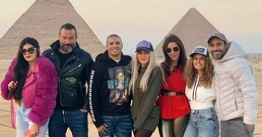 محمد زيدان وماجد المصرى وزوجاتهما مع أصدقائهم فى رحلة عائلية بالأهرامات.. صور