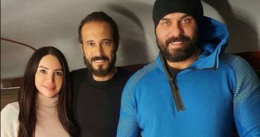 يوسف الشريف وأحمد صلاح حسنى وإنجى علاء فى كواليس مسلسل "كوفيد 25".. صور