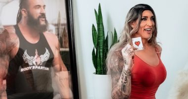نجم مصارعة حرة سابق يذهل متابعيه بظهوره كامرأة بعد نجاح عملية تحوله جنسيا