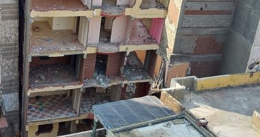 بدء إزالة 10 أدوار من عقار كرموز المائل بالإسكندرية بعد إخلاء السكان.. فيديو لايف