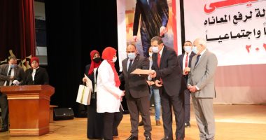 وزير القوى العاملة يسلم 59 شهادة إتمام الدورات التدريبية مجانا ببورسعيد