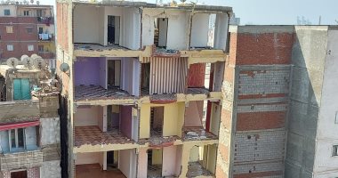 نيابة كرموز تبدأ التحقيق فى واقعة العقار المائل وبنائه بدون ترخيص