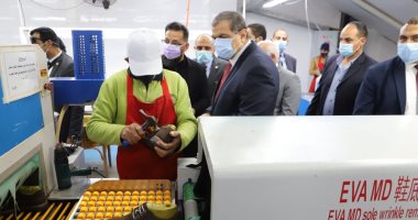 وزير القوى العاملة يتفقد 3 مصانع ببورسعيد ويطالب باتباع إجراءات الوقاية.. صور