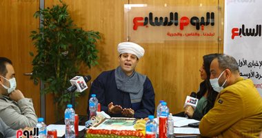 محمود التهامى نقيب المنشدين يفتح النار على أغانى المهرجانات فى ندوة "اليوم السابع".. ويؤكد: مقدمها "لقيط فنيًا" وبالنسبالى "جاى من تحت الكوبرى".. وفيه فنانين كبار نزلوا لمستوى المهرجانات عشان يشتغلوا.. صور