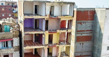 بدء إزالة 10 طوابق من عقار كرموز المائل بالإسكندرية بعد إخلاء السكان.. إخلاء 5 عقارات مجاورة دون المنقولات.. نقل 8 أسر إلى 3 مدارس مجاورة.. تقديم مساعدات للأسر المتضررة.. والمحافظ يرفع درجة الاستعداد القصوى