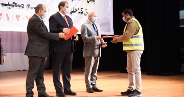 وزير القوى العاملة والغضبان يسلمان وثائق تأمين للعمالة الغير منتظمة ببورسعيد.. صور