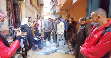 محافظ البحيرة يقدم 100 ألف جنيه دعم لقرية سرنباى لدعم مبادرة "هنجملها".. صور