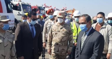 محافظ الإسماعيلية يستعرض اصطفاف معدات "حياة كريمة" بالقنطرة شرق.. صور