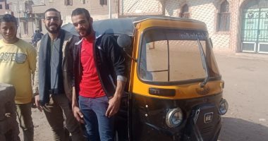 سائق توك توك بأسيوط يعيد 4 آلاف جنيه ومقتنيات شخصية لسيدة .. فيديو وصور