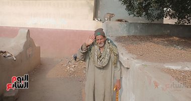 قصة الحاج عبد اللاه التربى.. عايش فى المقابر وسط القطط والكلاب منذ 50 عاما فى المنوفية.. ويؤكد: سكنت فى القبور علشان كانوا عايزين يجوزونى واحدة مش بحبها خالص.. ووجدت الحياة بين الأموات أهون.. فيديو وصور