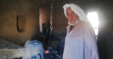 بنرضى بالقليل.. عم "حسين" مبتور الذراع يعمل بأقدم "كور" حدادة بلدى فى الوادى الجديد عمرها 150 سنة.. تسخدم فى تسخين وصهر المعادن.. والفئوس والمناجل ومستلزمات الفلاحين اليدوية أبرز منتجاتها.. صور
