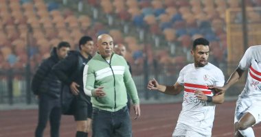 ضرب كف على كف.. شاهد رد فعل حسام حسن بعد طرد سيسيه أمام الزمالك.. صور