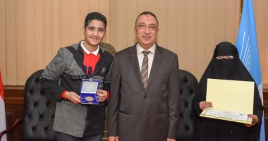 محافظ  الإسكندرية يكرم الطالب أسامة سعد لاتمامه حفظ القرآن الكريم وتفوقه الدراسى