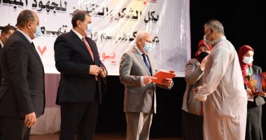 وزير القوى العاملة ومحافظ بورسعيد يسلمان 1238وثيقة تأمين حوادث للصيادين