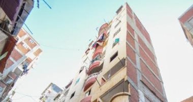 "التضامن الإجتماعى" بالإسكندرية: تقديم مساعدات للأسر المتضررة بعقار كرموز المائل