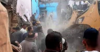السكرتير المساعد لسوهاج يتفقد موقع حادث انهيار منزل بمدينة جرجا.. صور
