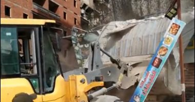 حى عين شمس يشن حملة مكبرة لرفع الإشغالات بالشوارع.. صور