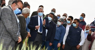وزير الزراعة ومحافظ الفيوم يتفقدان مشروع تبطين المساقى وحقل زراعى بقرية بيهمو
