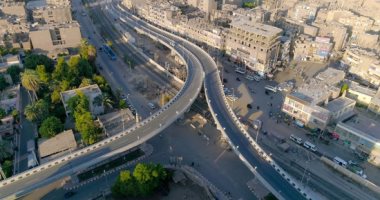 بنبنى ونعمر.. طفرة فى شرايين الطرق بقنا.. تشييد 3 كبارى فى قوص ونجع حمادى وأبو تشت بتكلفة 300 مليون جنيه.. محور عملاق يربط الجانب الشرقى بالغربى بتكلفة مليار و500 مليون جنيه.. والبدء فى إنشاء كوبرى الرياح