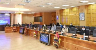 محافظ الشرقية يقدم مساعدات مالية للفئات الأولى بالرعاية ويوفر وظائف.. صور