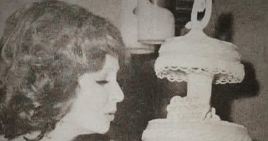 شادية مع تورتة عيد ميلادها فى صورة نادرة تعود إلى منتصف السبعينيات