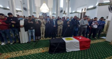 محافظ بورسعيد يتقدم المشيعين لجنازة الشهيد البطل محمود رضا.. صور