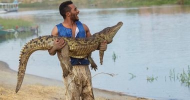 محمد رمضان يحمل تمساحًا في كواليس مسلسل موسى × 3 صور