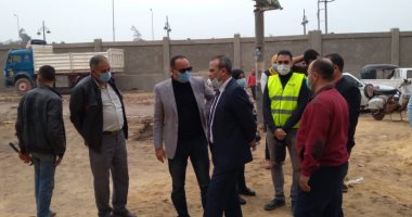 رئيس مدينة المحلة يتابع أعمال الرصف بنطاق حى ثان المحلة.. صور