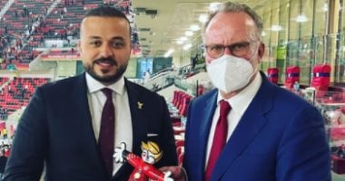 محمد الجارحى عضو الأهلى يتلقى هدية تذكارية من رئيس بايرن ميونخ ..صور