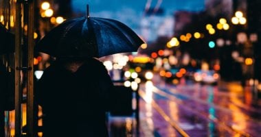 التعرض للأضواء الصناعية الليلية يزيد خطر الإصابة بسرطان الغدة الدرقية