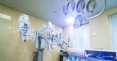 يمكن التوسع فى العمليات الجراحية الروبوتية ومنها علاج السرطان