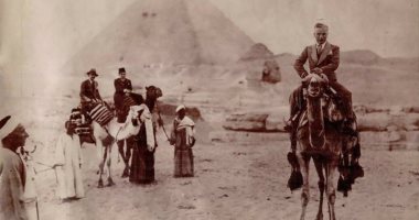 100 صورة عالمية.. شارلى شابلن على ظهر جمل فى أهرامات مصر 