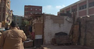 إزالة العشش بمنطقة السلخانة في طنطا ونقل قاطنيها لمساكن الإيواء.. صور