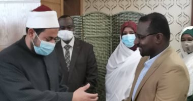وزير الأوقاف السودانى يكرم قافلة الأئمة والواعظات المصرية.. صور