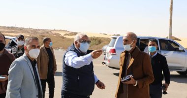 محافظ الوادى الجديد يتابع سير العمل بمشروع إنتاج الحرير بالخارجة.. صور