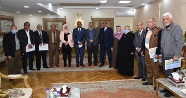 محافظ مطروح يكرم المحالين للمعاش تقديرا وعرفانا لجهودهم.. صور