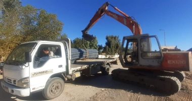 حياة كريمة تضيء قرية النصر بمدينة سفاجا.. هدى المغربى رئيس المدينة: جار إنشاء وحدات توطين للأهالى وملاعب وشبكة طرق وتحديد خزانات المياه.. وتؤكد: ستغير القرية للأفضل فى وقت قريب بفضل مبادرة الرئيس.. صور
