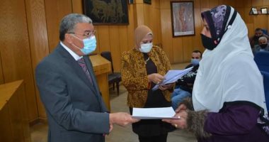 محافظ المنيا يسلم 102 مشروع مقدمة من "صندوق التنمية المحلية" لأبناء المحافظة