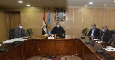 محافظ أسيوط يترأس اجتماع مناقشة الموقف التنفيذى لخطة الرصف بالقرى