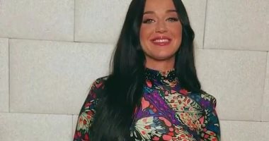 كاتى بيرى بعد ظهورها بالشعر الأسود: كان مزيفا