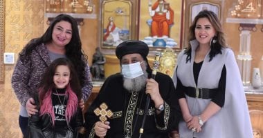 البابا تواضروس يحقق أمنية طفلة ويستقبلها وأسرتها بالمقر البابوى.. صور