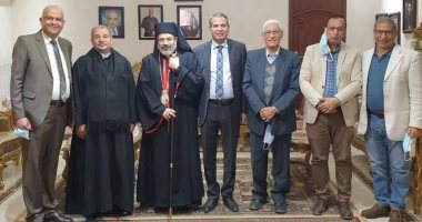 وفد من الكنيسة الإنجيلية يهنئ مطران الكاثوليك الجديد بسوهاج لسيامته