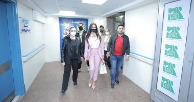 الفنانة ياسمين صبري تتبرع لمستشفى «أبو الريش» وتوزع الهدايا على الأطفال 