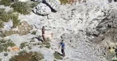خفر السواحل الأمريكيين ينقذون 3 أشخاص علقوا على جزيرة بعد انقلاب قاربهم