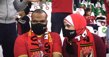 "ع الحلوة والمرة معاه".. مشجع أهلاوى "كفيف" يشاهد مباراة البايرن بعيون زوجته