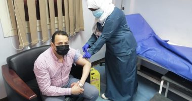 مدير حميات الأقصر يتلقى أول جرعة لقاح كورونا.. وبدء تلقيح طاقم المستشفى