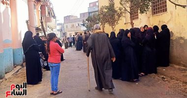 حفل زفاف يتحول لمأتم.. أزمة قلبية تصيب عريس خلال تواجده بجوار عروسته بالشرقية.. تعرض لإرهاق مفاجئ ونقل للمستشفى ولفظ أنفاسه الأخيرة.. المئات يشيعون الجثمان.. والأهالى: كان محبوبا ويستعد ليجتمع بحبيبته.. فيديو